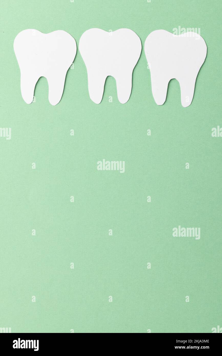 Composition verticale des dents blanches sur fond vert avec espace de copie Banque D'Images