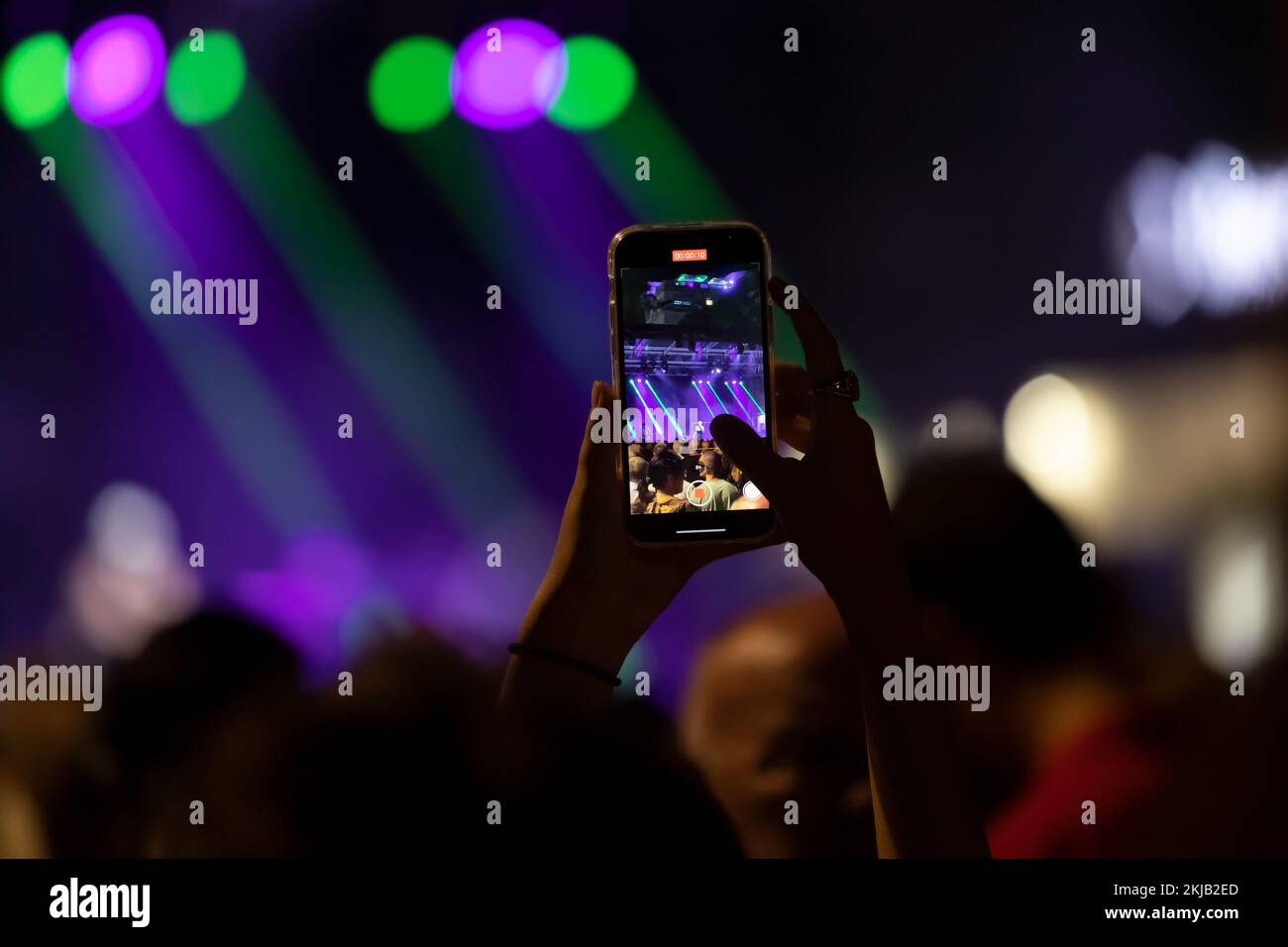 Enregistrement d'un concert avec un téléphone portable, silhouette de mains avec un smartphone Banque D'Images