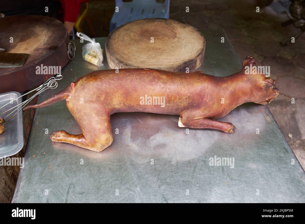 Viande de chien en vente à Hanoi Vietnam - un exemple de la nourriture étrange ou bizarre mangée par les gens du monde entier Banque D'Images