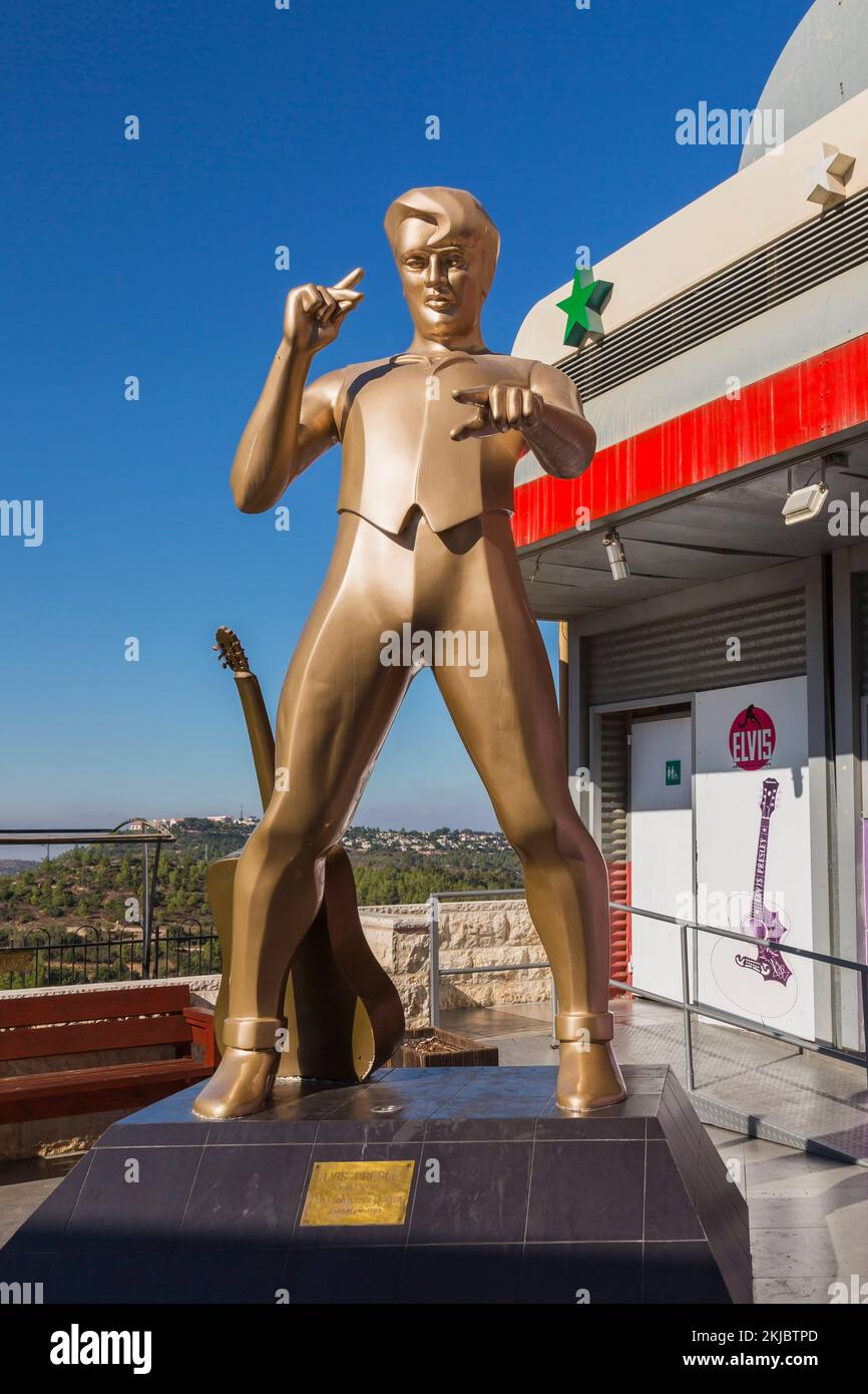 Plus grande que la vie Golden Elvis Presley statue par lance Hunter devant Elvis American Diner, Neve Ilan, Israël. Banque D'Images
