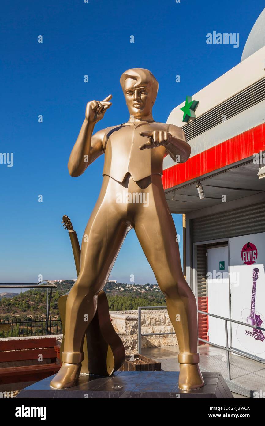 Plus grande que la vie Golden Elvis Presley statue par lance Hunter devant Elvis American Diner, Neve Ilan, Israël. Banque D'Images