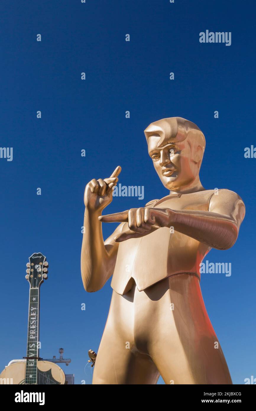 Plus grande que la vie Golden Elvis Presley statue par lance Hunter devant Elvis American Diner, Neve Ilan, Israël. Banque D'Images