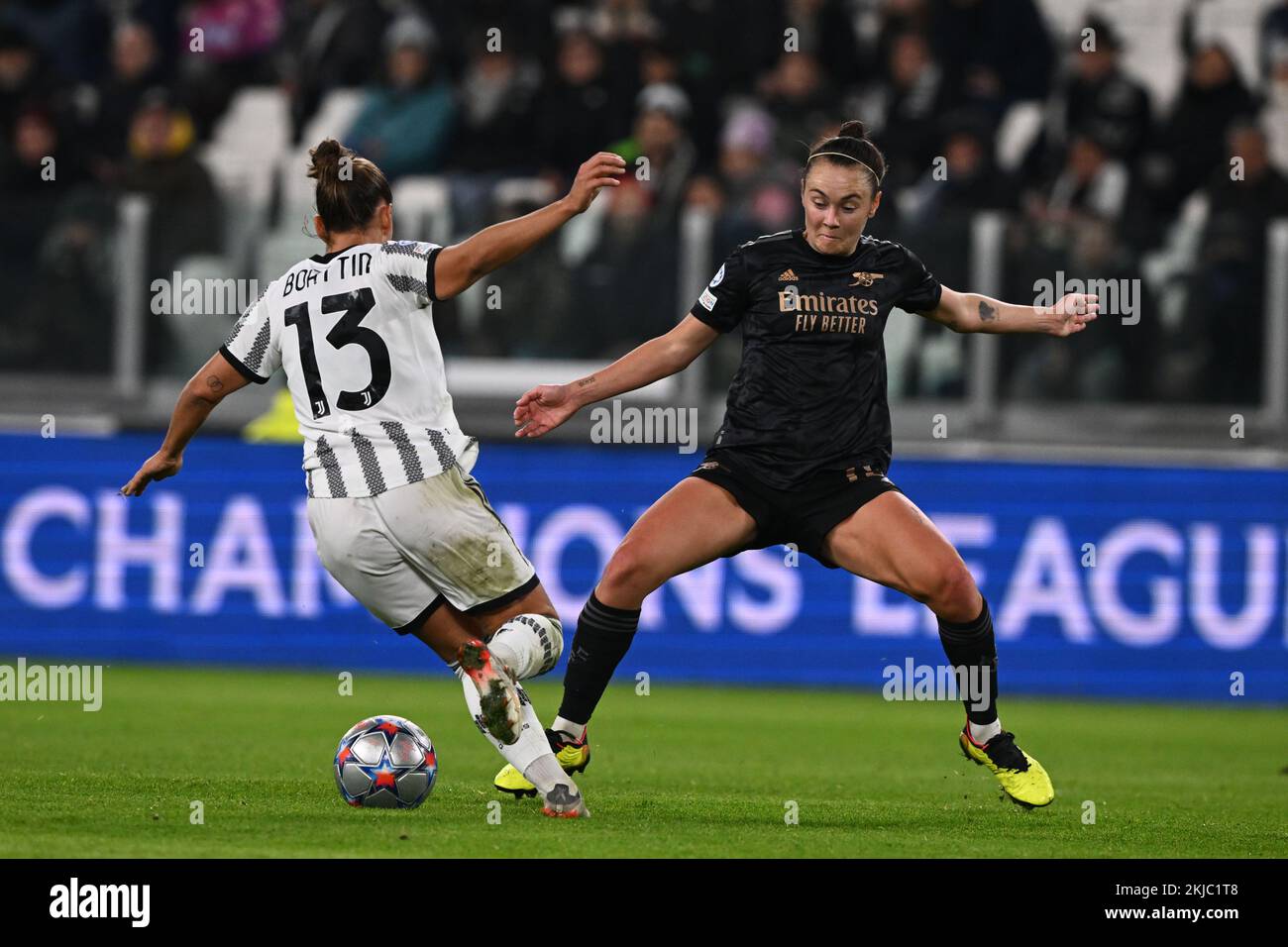 Lisa Boattin (Juventus Women)Caitlin Foord (Arsenal Women) lors du match de l'UEFA Women Champions League 2022 2023 entre Juventus Women 1-1 Arsenal Women au stade Allianz de 24 novembre 2022 à Turin, en Italie. Credit: Maurizio Borsari/AFLO/Alay Live News Banque D'Images