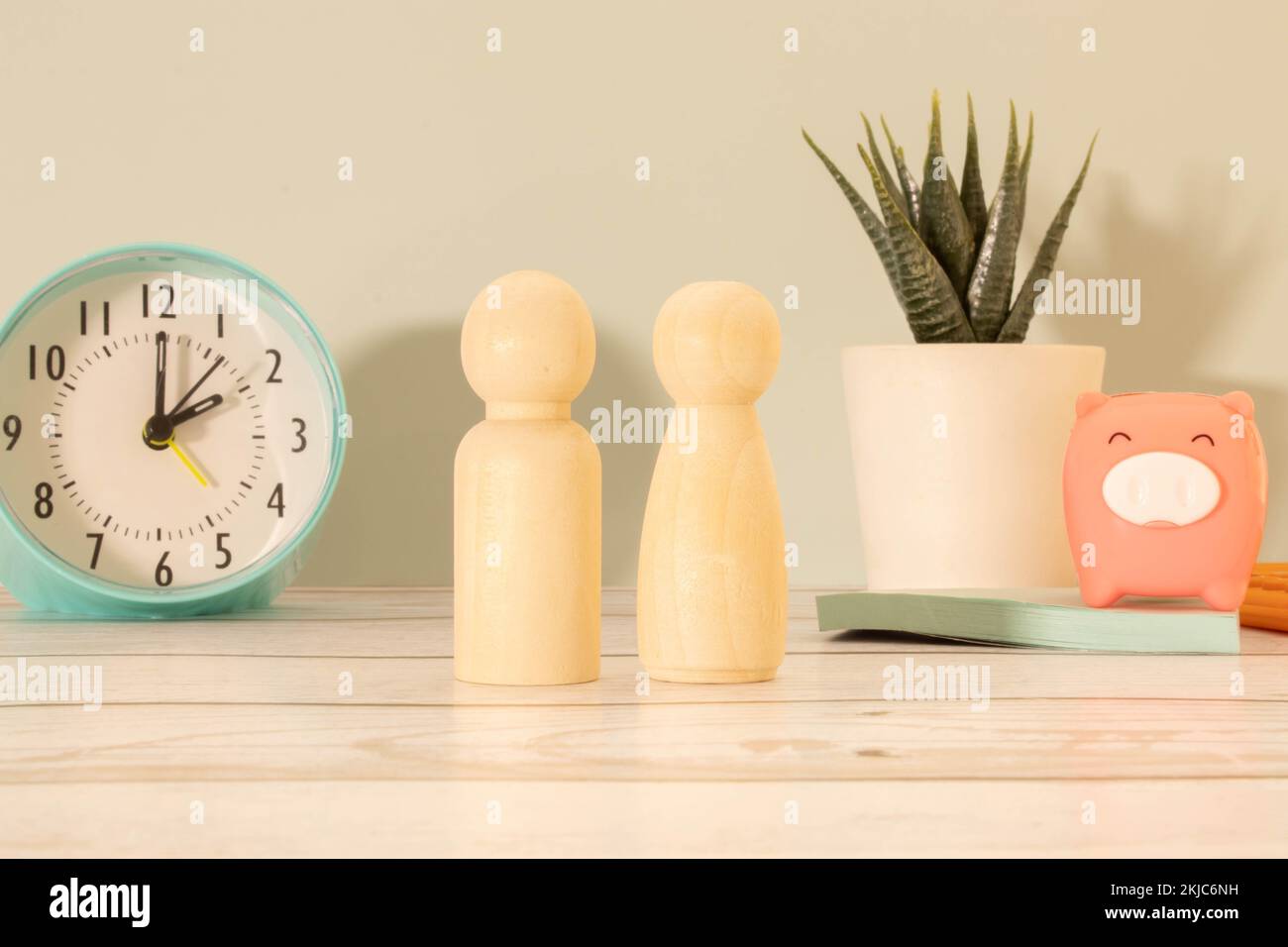 Figurines en bois du couple de personnes à l'extérieur pendant les vacances d'été. Banque D'Images