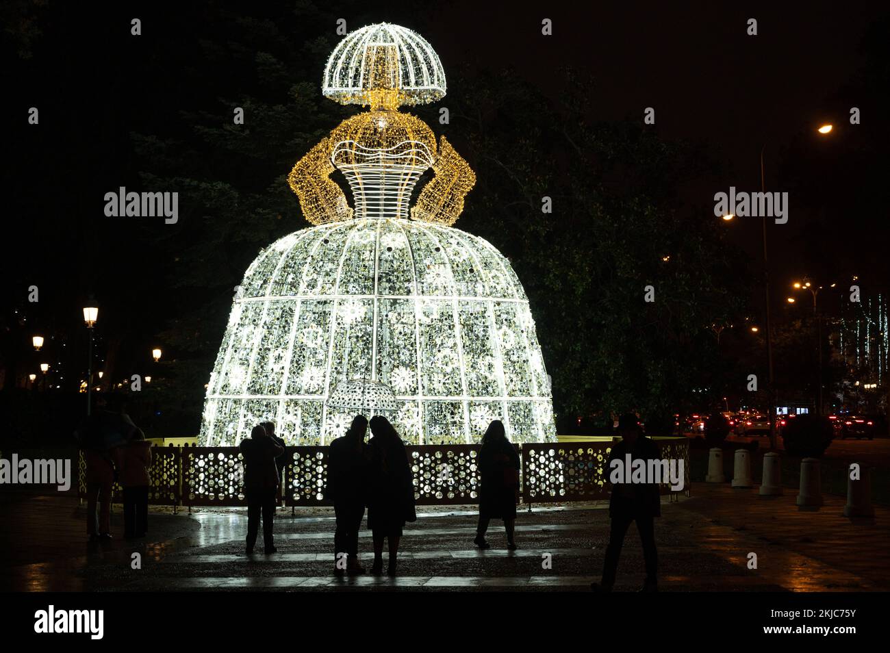 Madrid, Espagne. 24th novembre 2022. Les gens qui regardent une Menina illuminée pendant que les lumières de Noël sont allumées à Madrid. Credit: Marcos del Mazo/Alay Live News Banque D'Images