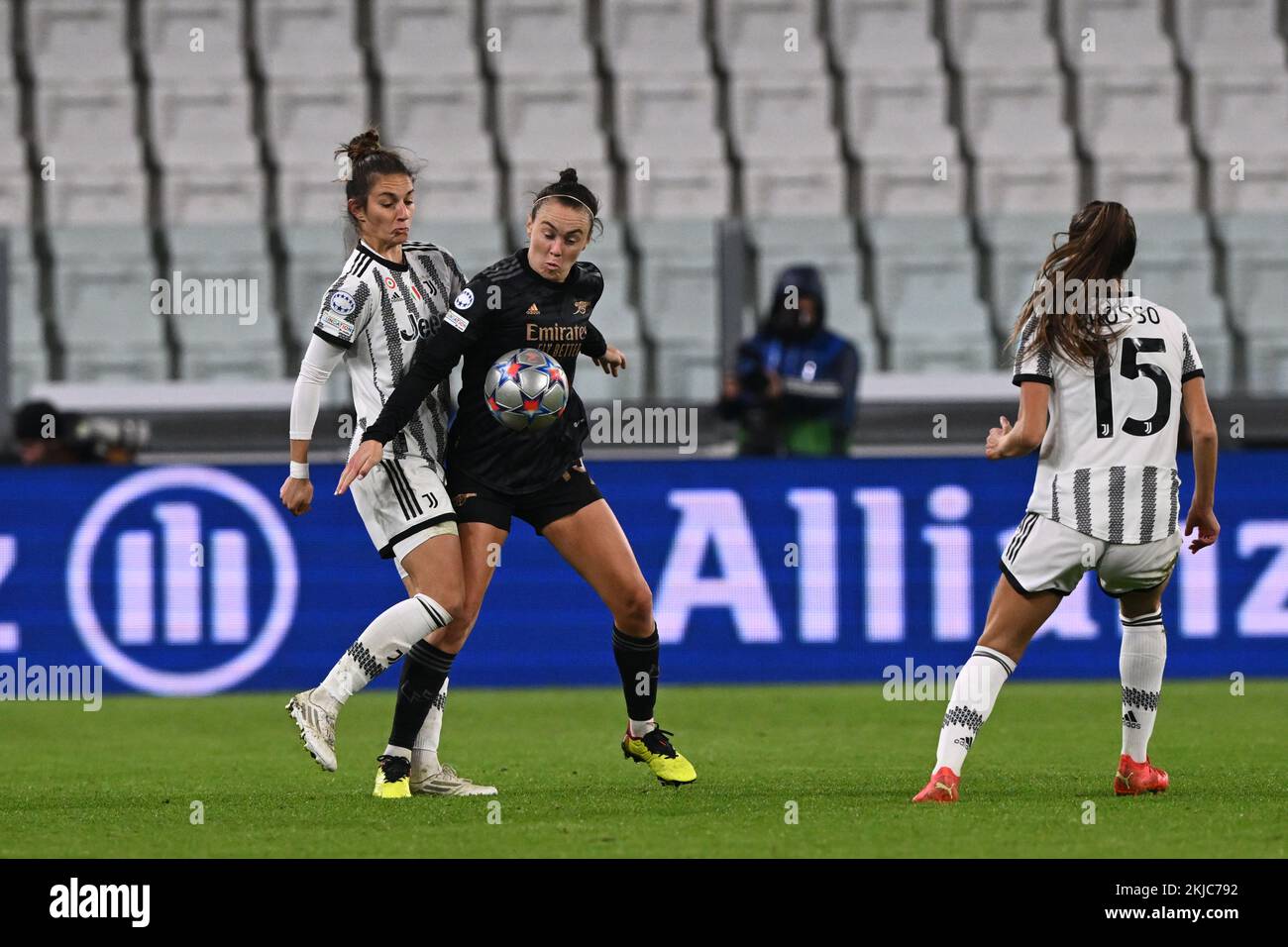 Caitlin Foord (Arsenal Women)Valentina Cernoia (Juventus Women) lors du match de l'UEFA Women Champions League 2022 2023 entre Juventus Women 1-1 Arsenal Women au stade Allianz de 24 novembre 2022 à Turin, en Italie. Credit: Maurizio Borsari/AFLO/Alay Live News Banque D'Images