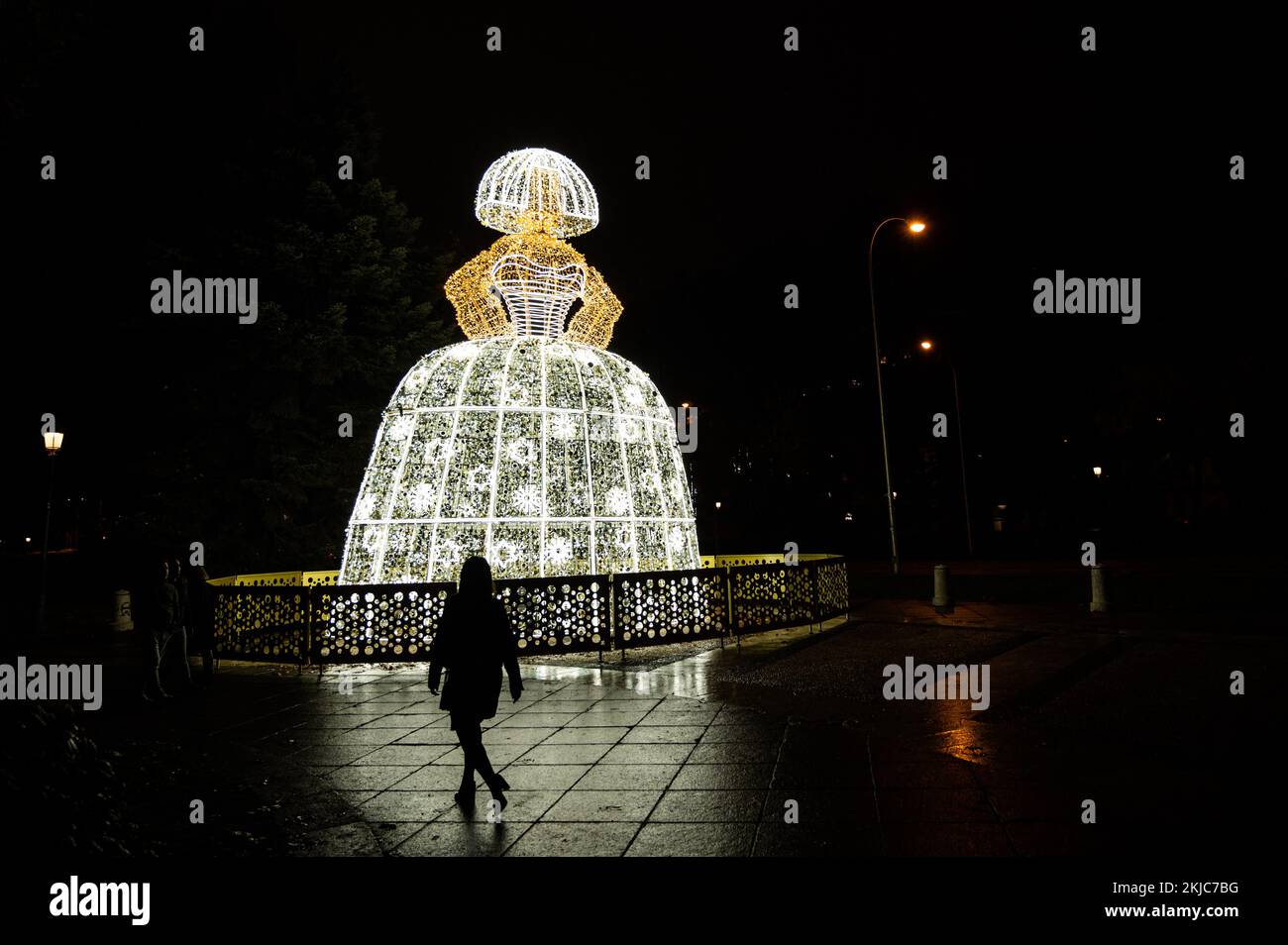 Madrid, Espagne. 24th novembre 2022. Une femme passant par une Menina illuminée pendant que les lumières de Noël sont allumées à Madrid. Credit: Marcos del Mazo/Alay Live News Banque D'Images