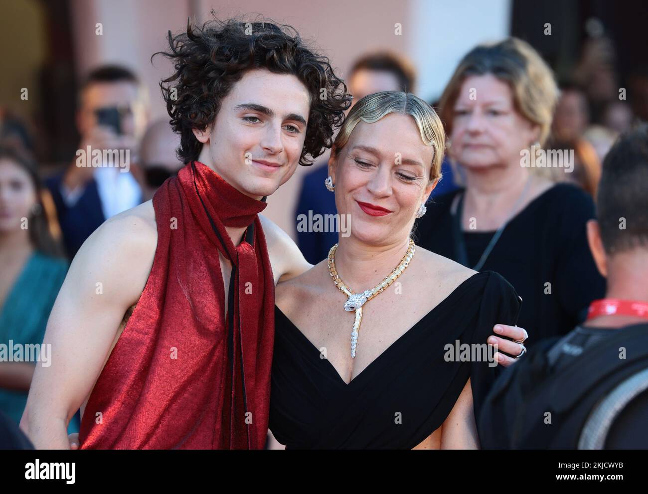 (KIKA) - VENEZIA - Ãˆ la grande serata di Timothée Chalamet e Luca Guadagnno sul Red Carpet di Bones and All, il film di cui l'attore Ã¨ protagonista con Chloe Sevigny, Mark Rylance e Taylor Russell.Â LEGANCHE:Â Venezia 79, GI l'arrivo trionfale di Timothée Chalamet al LidoChalamet Ã¨ il re del tapis rouge, con il competo rosso creato su misura pe lui daÂ Haider Ackermann: Pantaloni in pelle e camicia che lasciaÂ la schiena nuda. Sullo schermo ma aceh sul taepto rosso, Timothée non sbaglia un colpo.Â d'Impatto anche i look delle co-protagoniste: Chloe Sevigny in un découpe robe nero con sp Banque D'Images