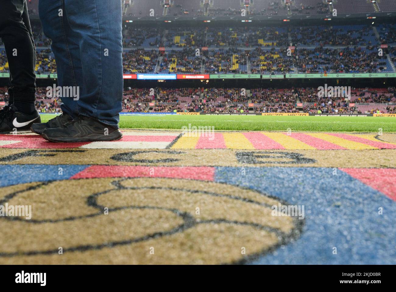 Tapis avec le logo du FC Barcelone avant le match de groupe de la Ligue des champions de l'UEFA Womens entre le FC Barcelone et le FC Bayern Munich au Camp Nou à Barcelone, en Espagne. (Foto: Sven Beyrich/Sports Press photo/C - DÉLAI D'UNE HEURE - ACTIVER FTP UNIQUEMENT SI LES IMAGES DE MOINS D'UNE HEURE - Alay) Banque D'Images