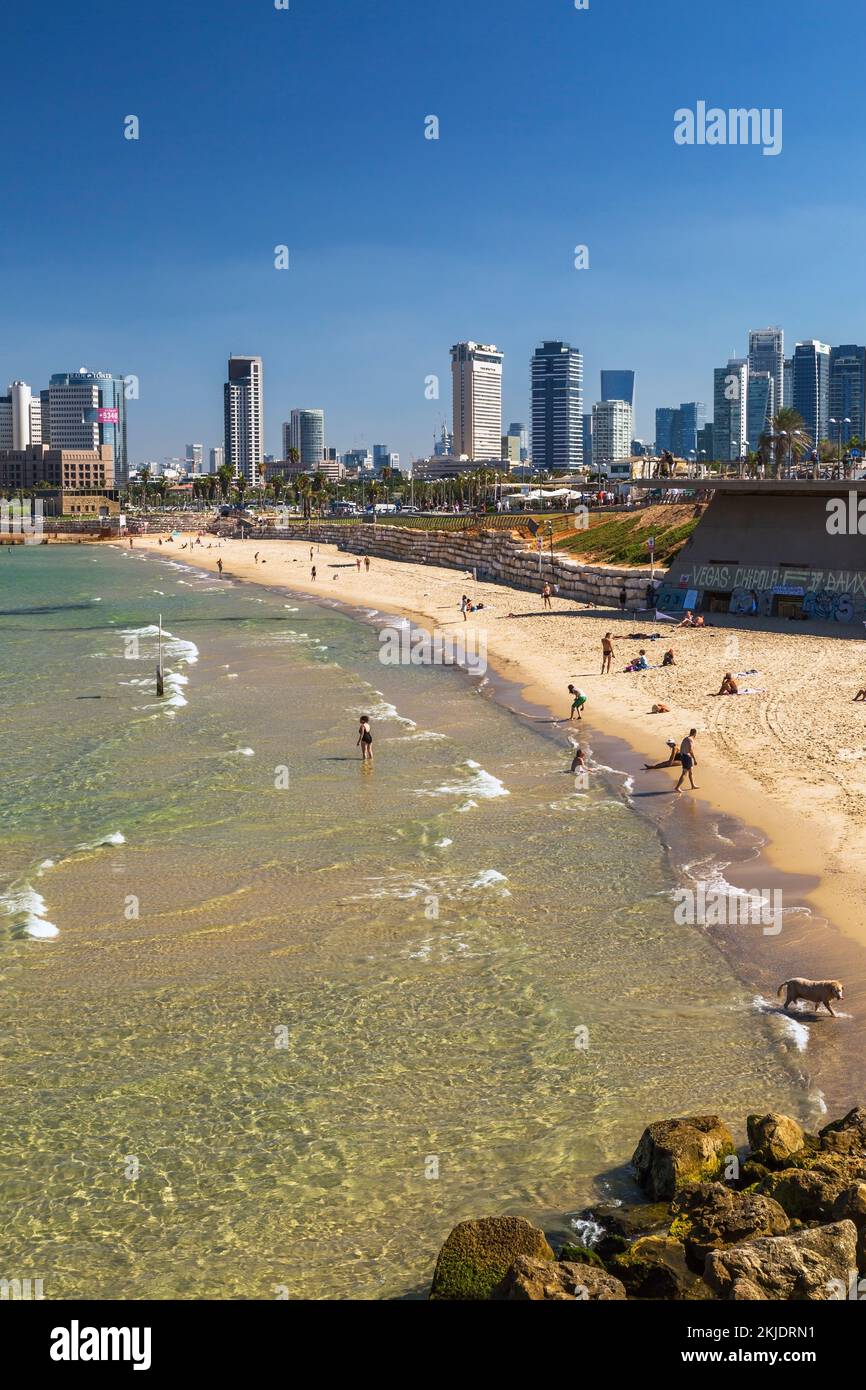 La plage et les gratte-ciel de tel Aviv depuis le Vieux Port de Jaffa, Israël Banque D'Images