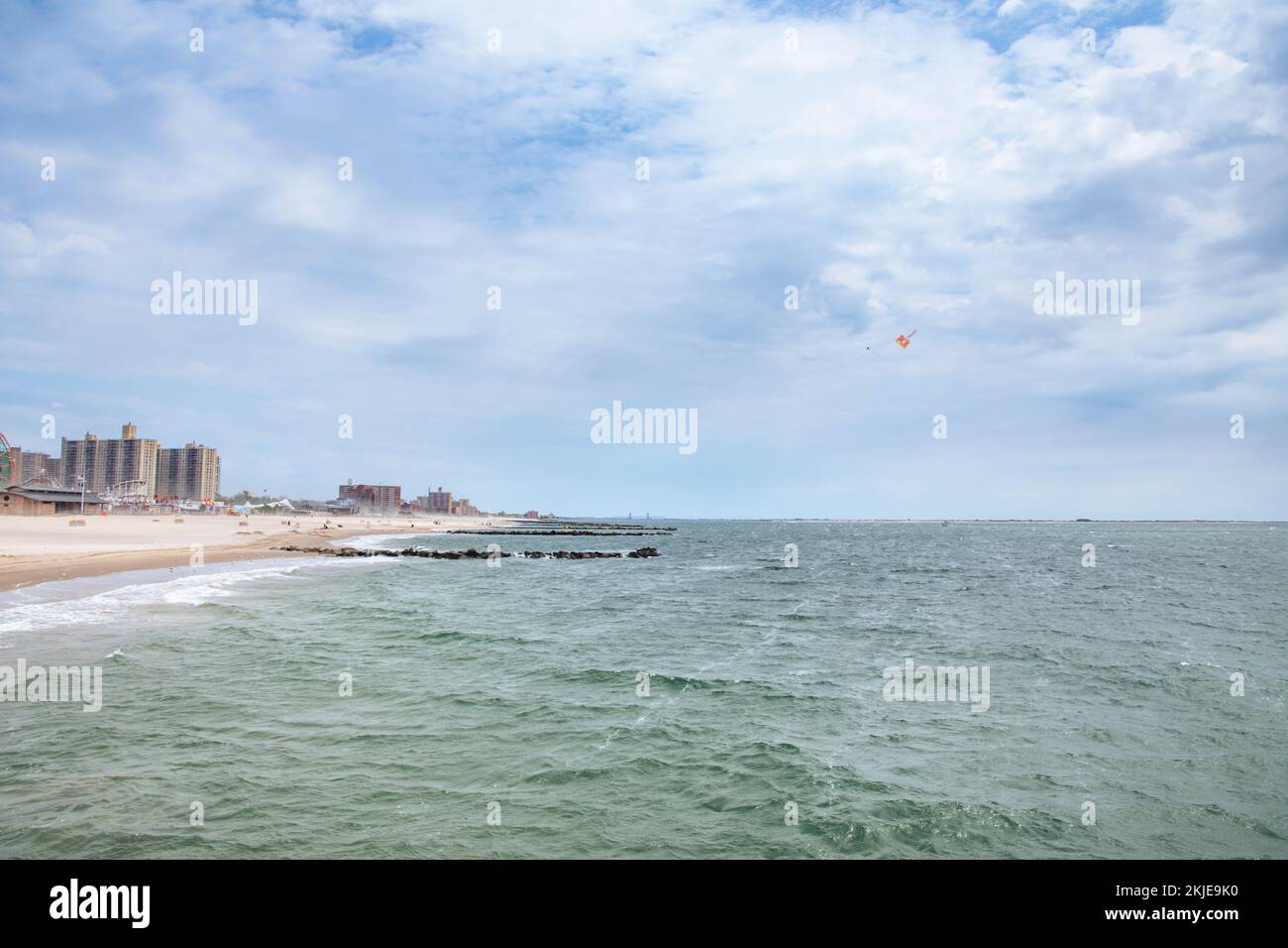 Coney Island NYC pendant la tempête vent début du printemps, la plage et les bâtiments perspective, Voyage thème touristique. Banque D'Images