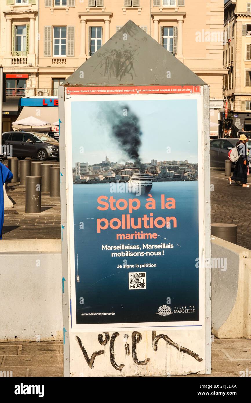 Anti,tourisme,et,en,particulier,bateaux de croisière,bateau,affiche,indiquant,stop, maritime, pollution,au,Vieux Port,Vieux Port,Vieux Port de Marseille,Marseille,Marseille,commune à Bouches-du-Rhône, la deuxième plus grande ville de France,Marseille, est la préfecture des Français, département des Bouches-du-Rhône, et capitale, De la région Provence-Alpes-Côte d'Azur. Sud de la France,France,Français,deuxième plus grande ville de France,août,été,Europe,Europe, Banque D'Images