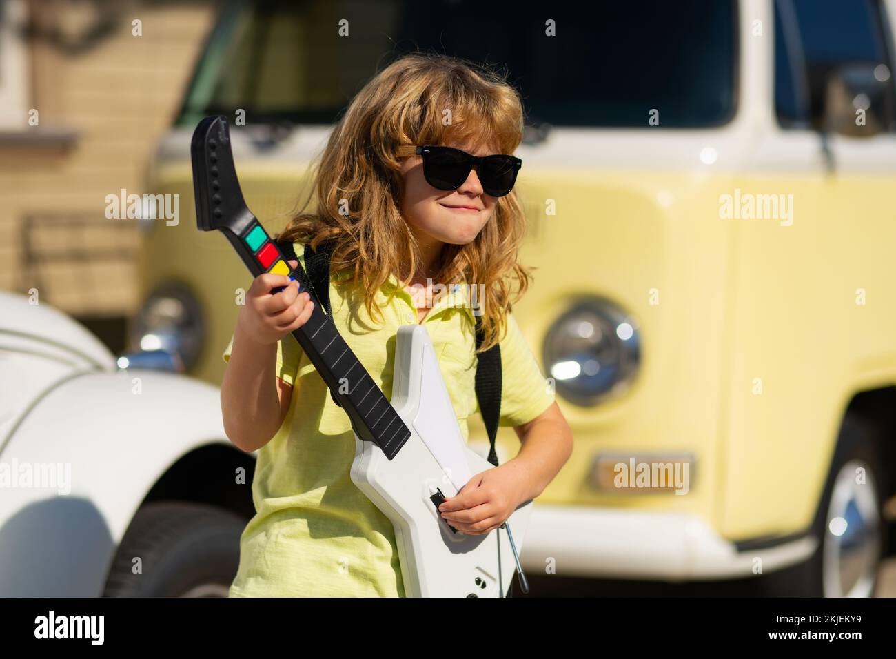 Enfant de rock drôle avec guitare. Petit garçon en lunettes de soleil.  Concept de musique pour enfants. Petit musicien jouant de la guitare Photo  Stock - Alamy