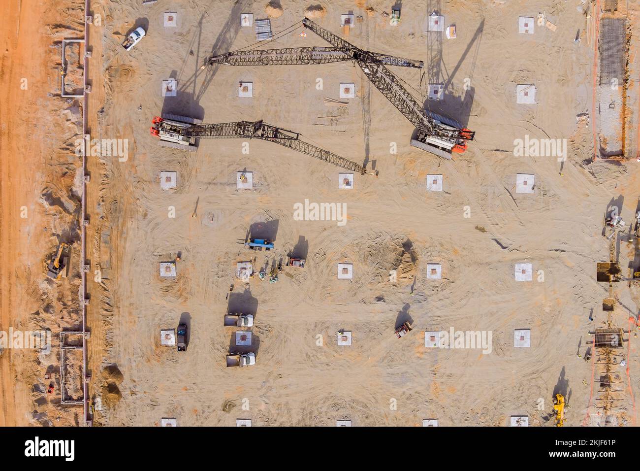 Pendant le processus de construction, beaucoup d'équipement lourd est utilisé sur le chantier de construction Banque D'Images