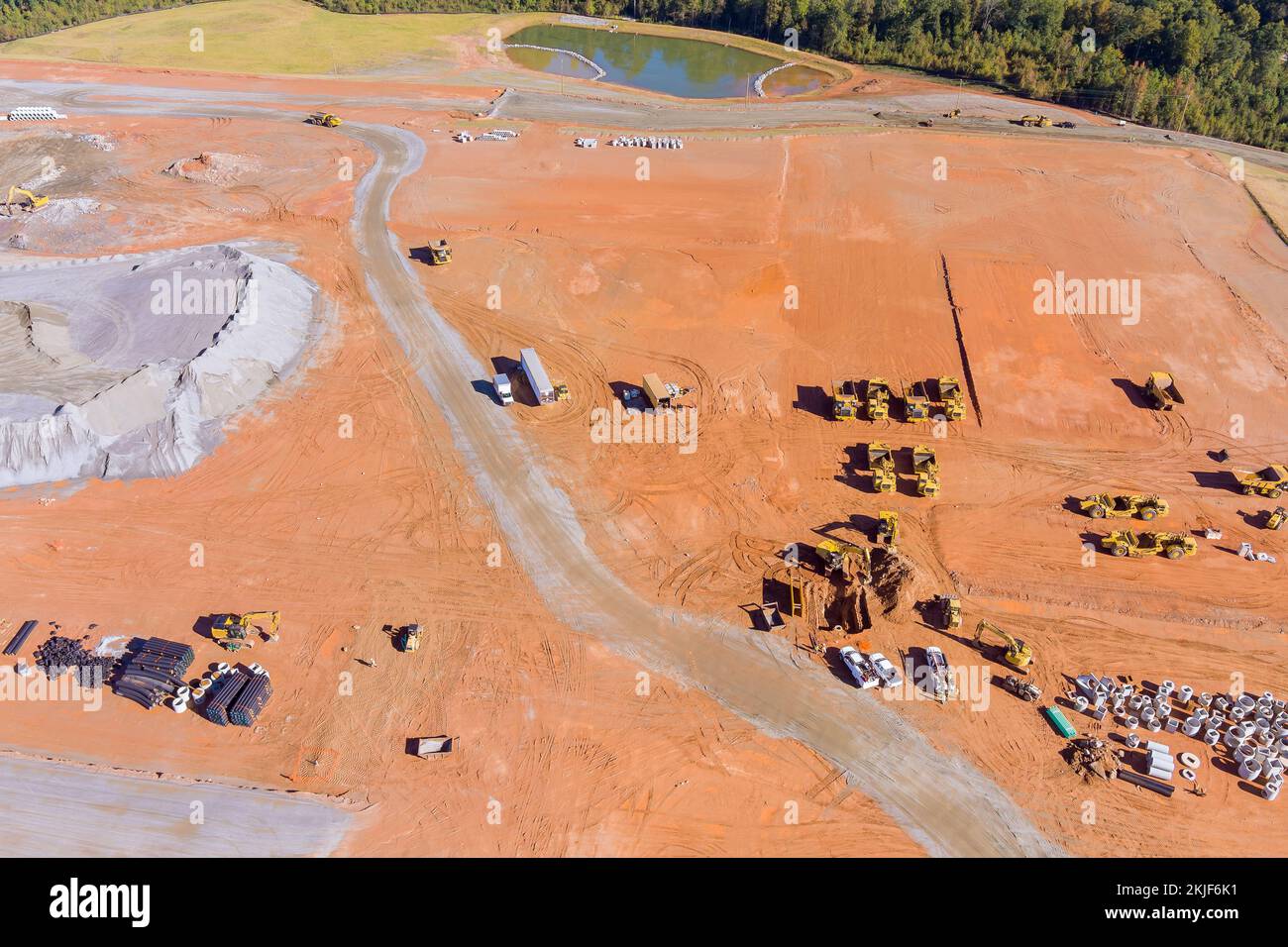 Vue panoramique aérienne d'un grand chantier de construction en cours d'utilisation équipement de terrassement machines lourdes et tracteurs Banque D'Images