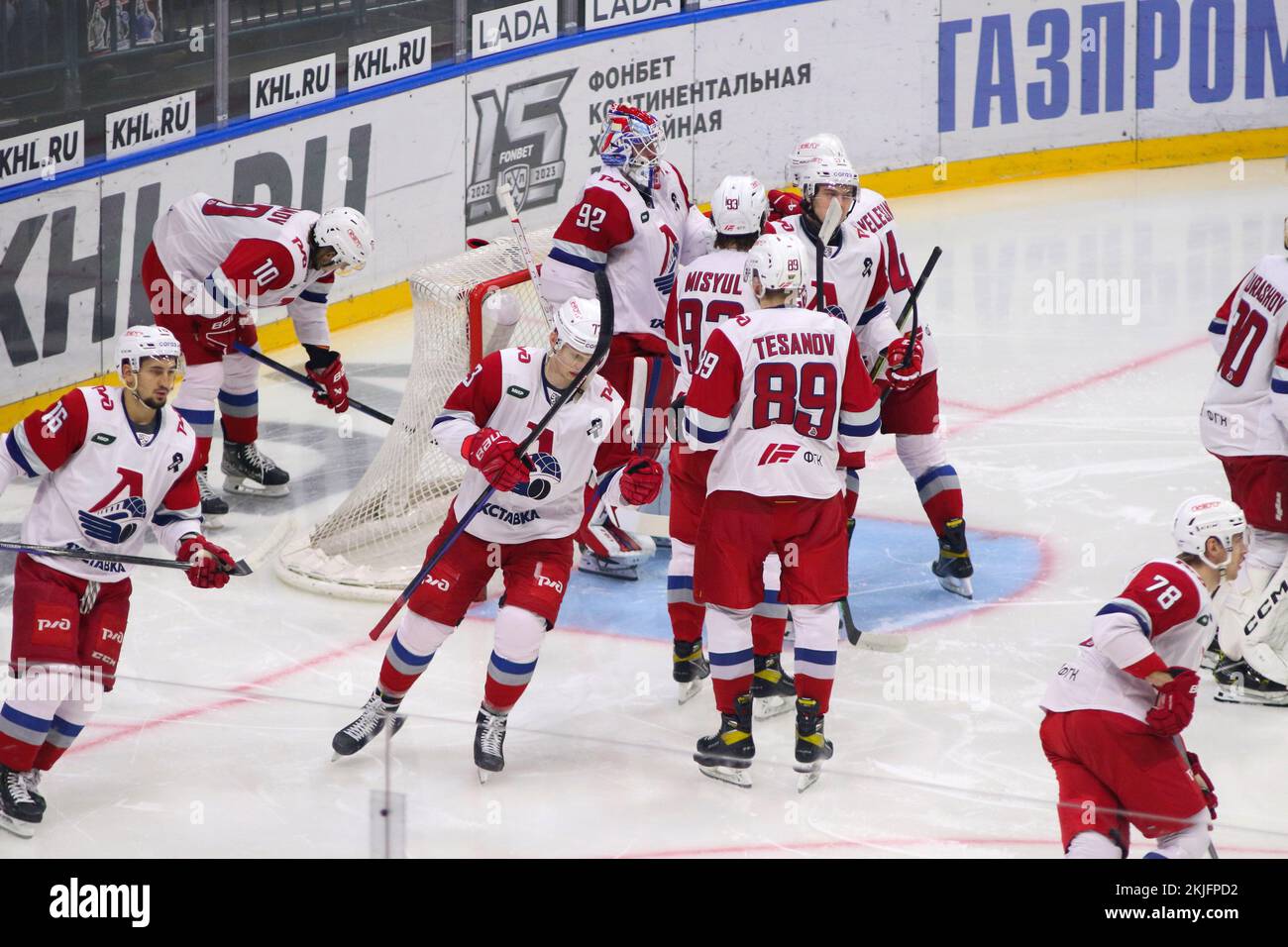 Saint-Pétersbourg, Russie. 24th novembre 2022. Les joueurs du club de hockey Lokomotiv vus en action pendant la saison de hockey Kontinental KHL 2022 - 2023 entre SKA Saint Petersburg et Lokomotiv Yaroslavl au Palais des sports de glace.(score final; SKA Saint Petersburg 1:2 Lokomotiv Yaroslavl) Credit: SOPA Images Limited/Alay Live News Banque D'Images