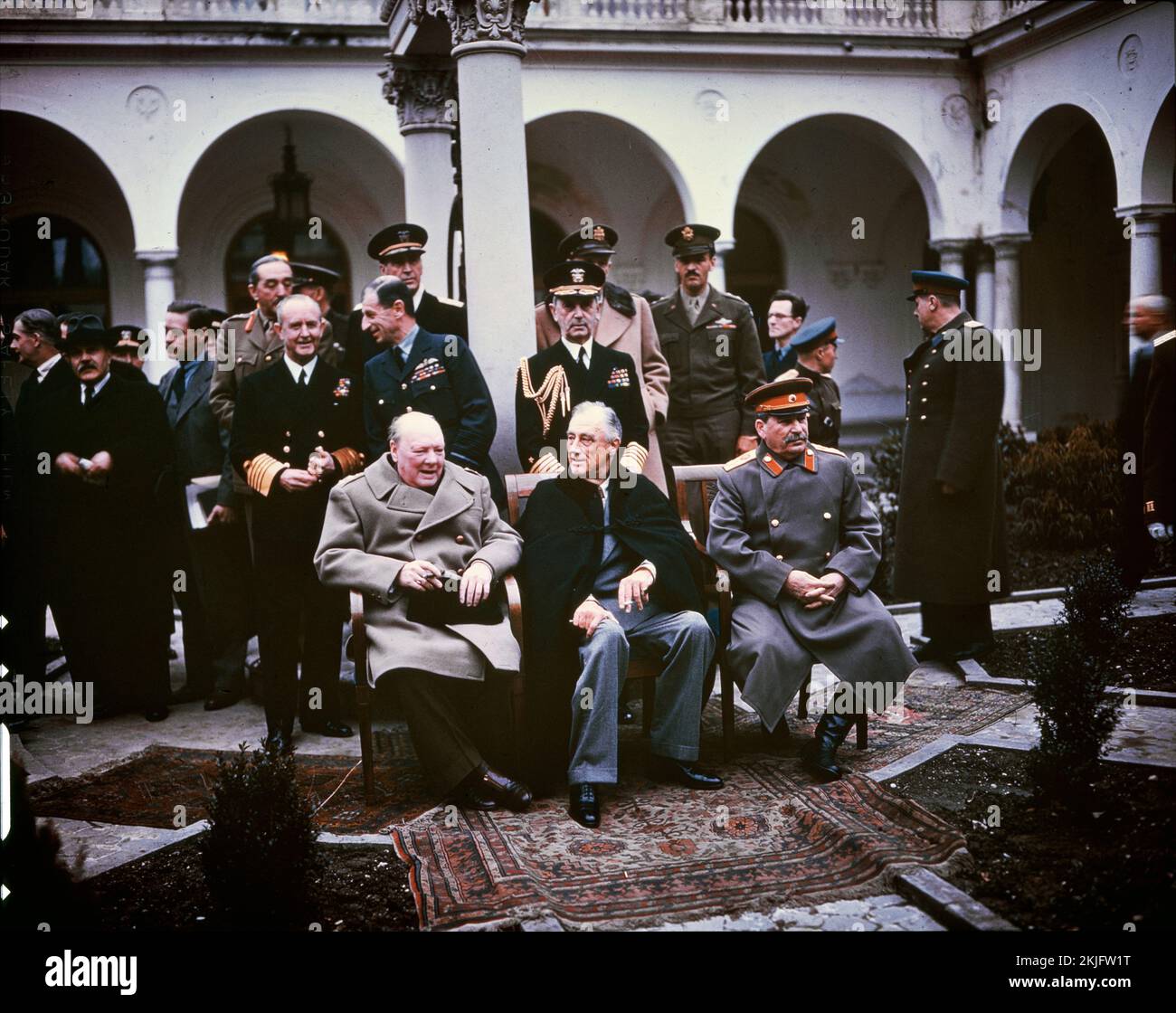 Les trois grands lors de la Conférence de Yalta en WW2. Front Row Winston Churchill, Franklin D. Roosevelt et Joseph Staline. Sont également présents le ministre soviétique des Affaires étrangères Vyacheslav Molotov (à l'extrême gauche); le maréchal Sir Alan Brooke, amiral de la flotte Sir Andrew Cunningham, RN, le maréchal de la RAF Sir Charles Portal, RAF, (debout derrière Churchill); Le général George C. Marshall, chef d'état-major de l'armée des États-Unis, et l'amiral William D. Leahy, USN, (debout derrière Roosevelt) Banque D'Images