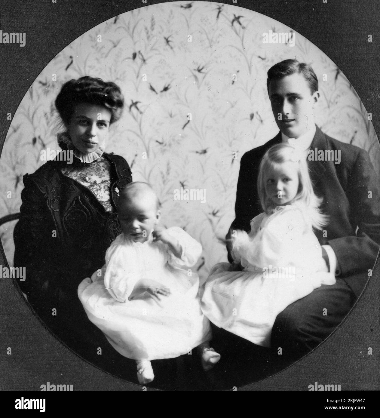 Le président Franklin Roosevelt et son épouse Eleanor avec leurs deux premiers enfants (fille Anna et premier fils James) en 1908 Banque D'Images
