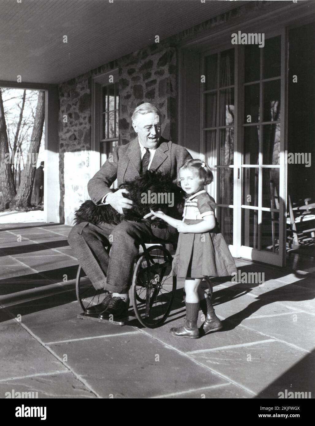 Photo rare du président américain Franklin Roosevelt en fauteuil roulant, avec Ruthie Bie et Fala (1941) Banque D'Images