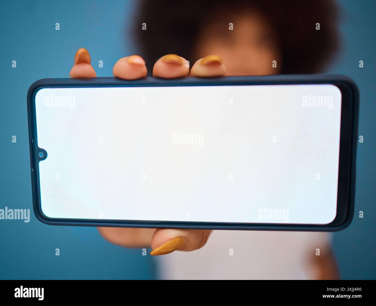 Maquette d'écran de femme, de main et de téléphone pour la publicité, le marketing ou la marque sur un fond de studio. Mains tenant l'écran du smartphone mobile Banque D'Images