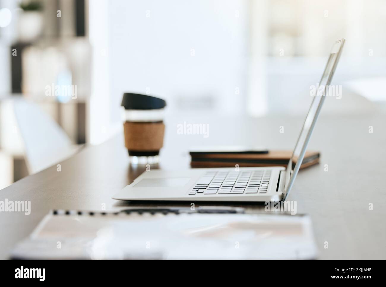 Table vide avec dossiers, café et ordinateur portable avec bloc-notes, dossier et portefeuille financier de l'économie, de la bourse ou de la recherche commerciale. Technologie numérique pour Banque D'Images