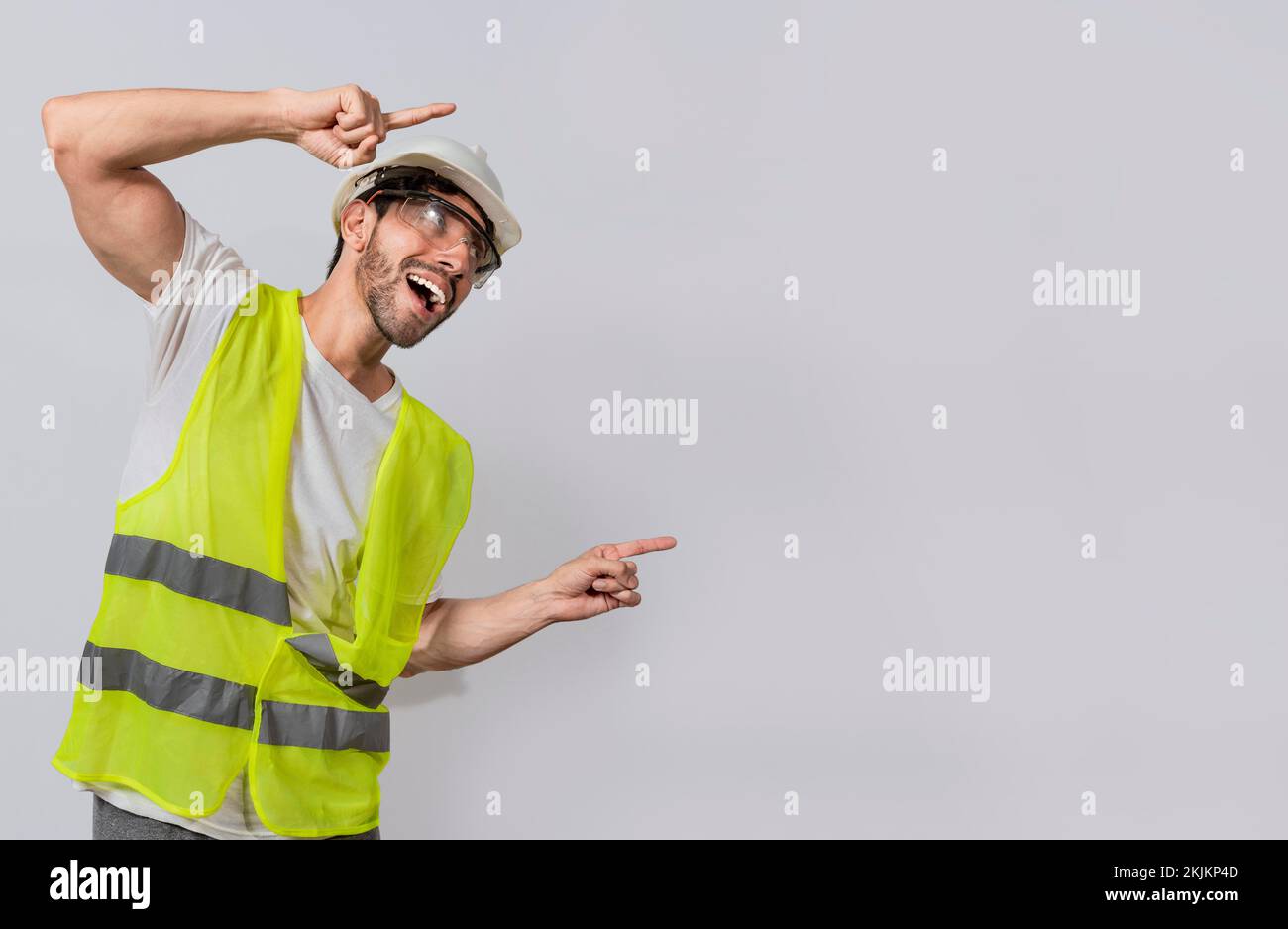 Ingénieur concepteur pointant du doigt vers la droite isolée, ingénieur construction avec gilet pointant vers une publicité. Ingénieur homme pointant vers le côté. S Banque D'Images