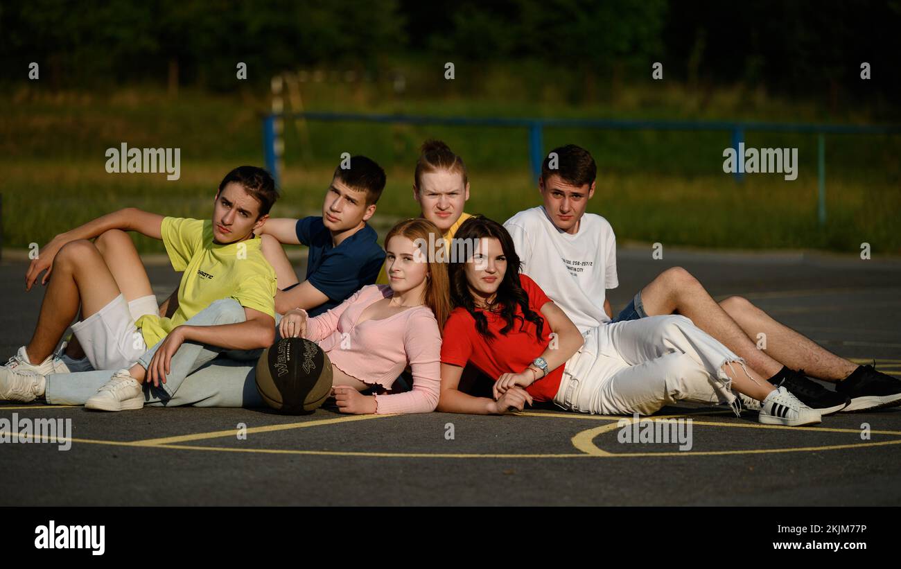 Ivano-Frankivsk, Ukraine 14 juillet 2022: Portrait d'un groupe d'adolescents sur un terrain sportif, photo d'enfants avec un ballon. Banque D'Images