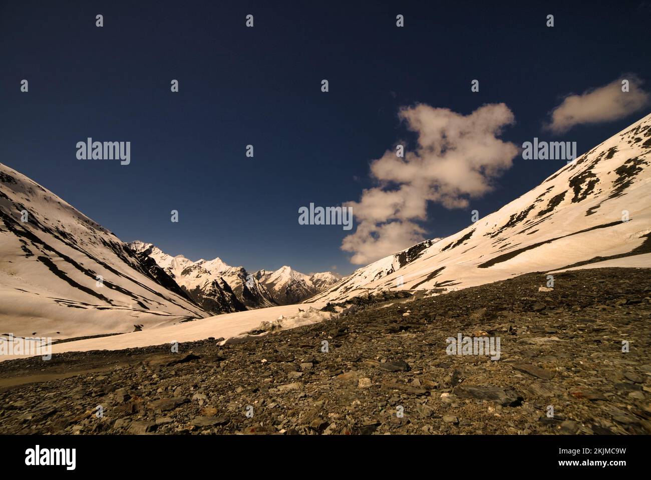 Vue panoramique du désert froid de montagne en route vers Zanskar dans l'état du Ladakh de l'Inde Banque D'Images