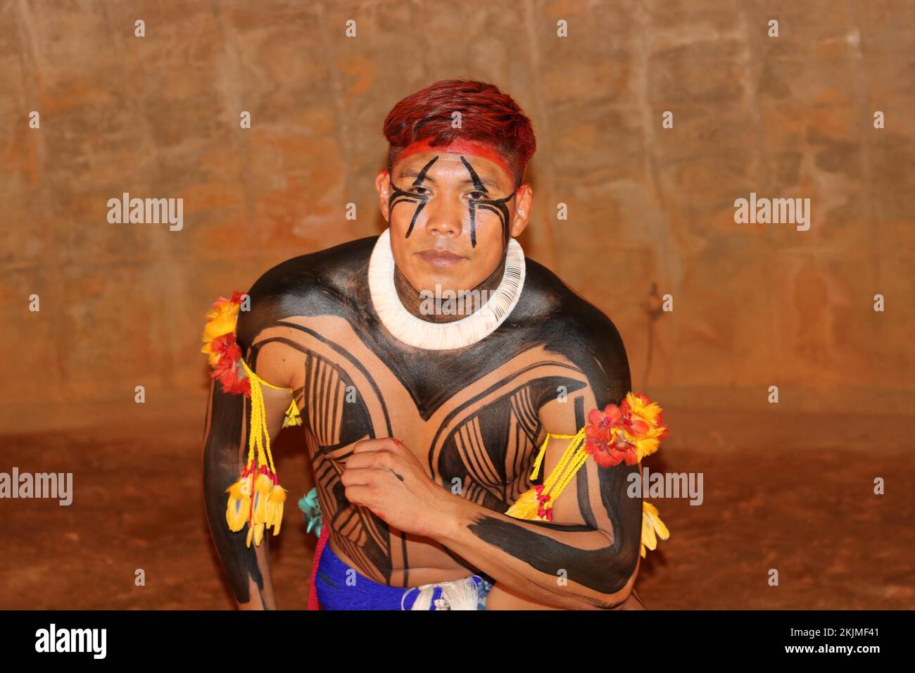 Les indigènes, Mehinako (Xingu) homme est décoré et porte la peinture traditionnelle du corps, Mato Grosso, Brésil, Amérique du Sud Banque D'Images