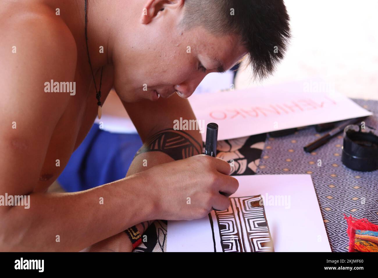 Peuples autochtones, homme du peuple autochtone Mehinako (Xingu) faisant de l'art graphique traditionnel, Pernambuco, Brésil, Amérique du Sud Banque D'Images