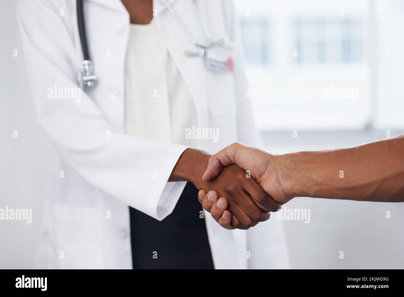 Donc bon pour À plus. un médecin secouant la main d'un patient. Banque D'Images