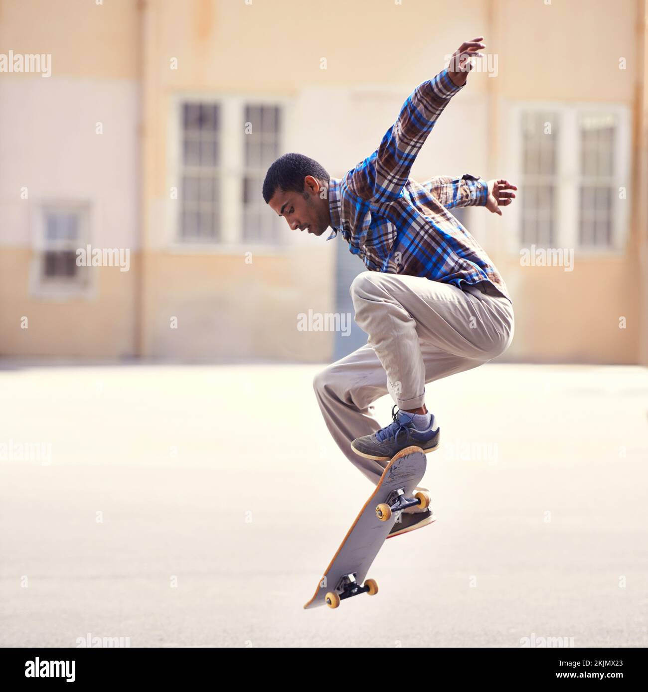 Un ollie s'affiche. un jeune homme qui fait du skateboard dans un parc de skate. Banque D'Images