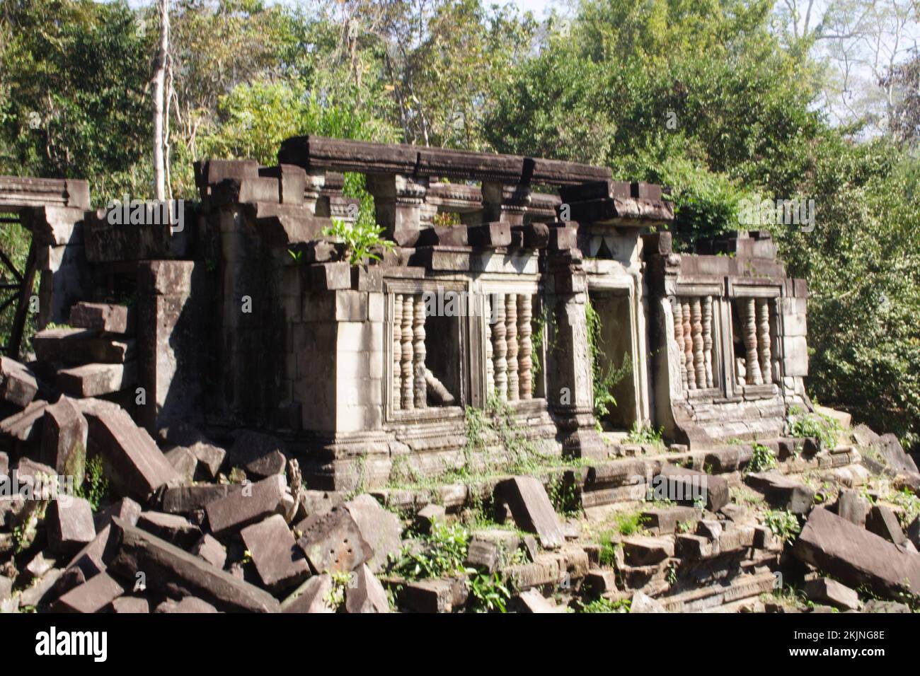 Bibliothèque avec cinq fenêtres à colonnes, Temple Boeng Mealea, Siem Reap, Cambodge, gravement endommagé Banque D'Images