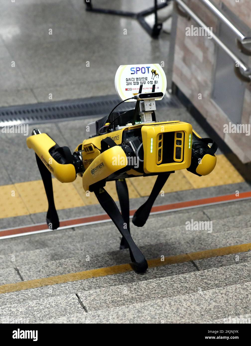 25th novembre 2022. Robot ai au centre commercial le 5G, robot de sécurité ai monte en marches lors d'une démonstration de surveillance de deux ans dans un centre commercial souterrain d'Incheon, à 27 kilomètres à l'ouest de Séoul, le 25 novembre 2022. Crédit : Yonhap/Newcom/Alay Live News Banque D'Images