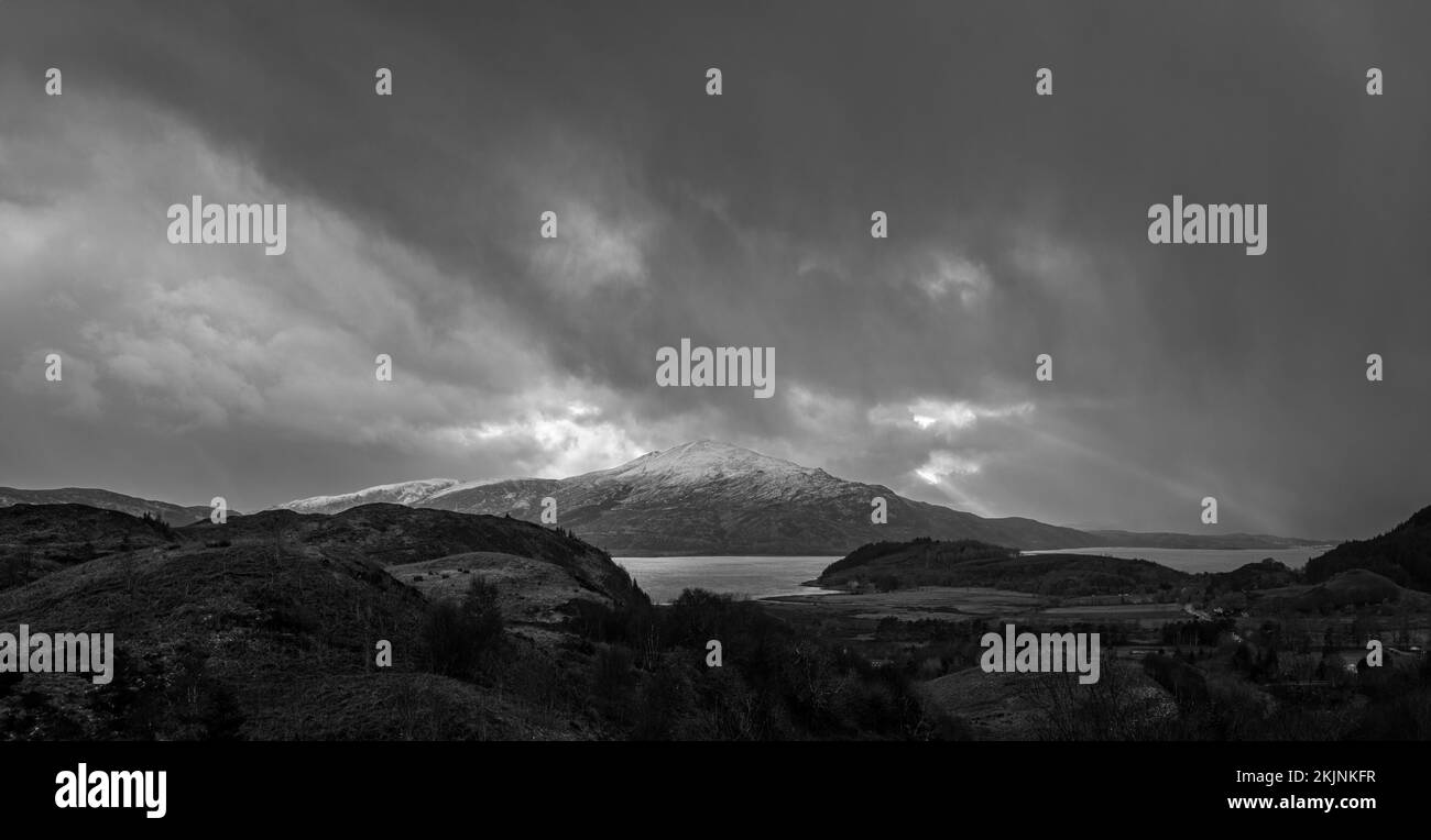 Vue aérienne sur le lac entouré de montagnes Banque D'Images