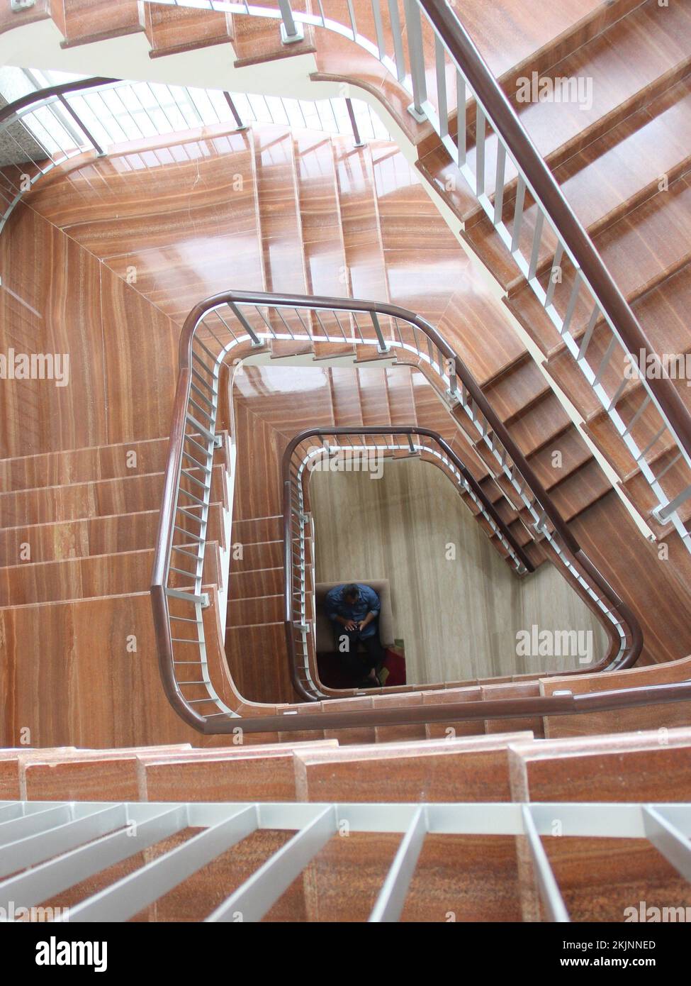 Surabaya, Indonésie- Nopember 14, 2022: Escalier en colimaçon, vue à grand angle Banque D'Images