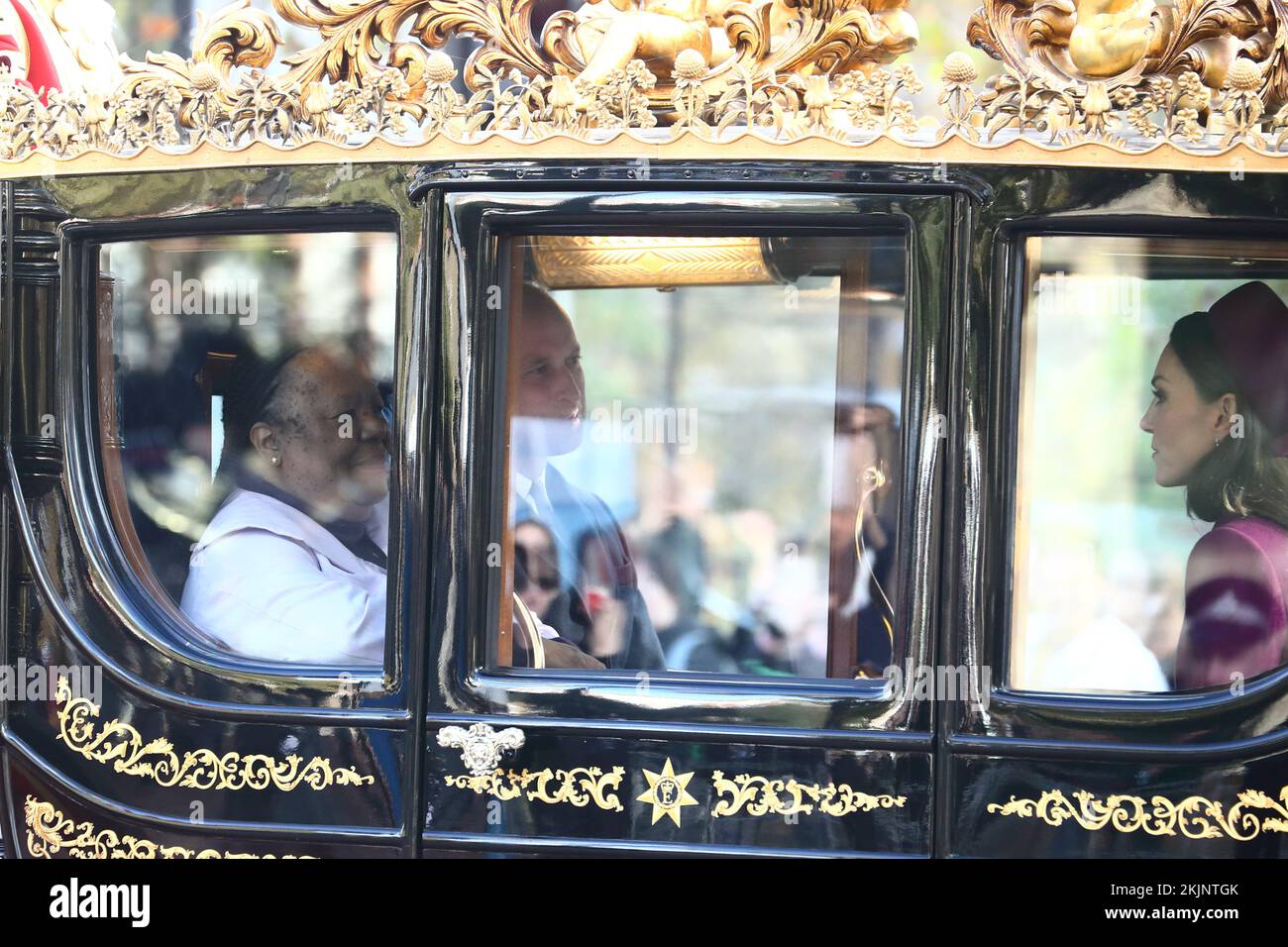 Londres, Royaume-Uni. 22nd novembre 2022. Spectacle dans le Mall for the State Visit organisé par le roi Charles pour le président sud-africain Cyril Ramaphosa. Le prince William et la princesse Kate voyagent en voiture d'État avec le secrétaire d'État sud-africain aux Affaires étrangères, Naledi Pandor, jusqu'au palais de Buckingham. Banque D'Images