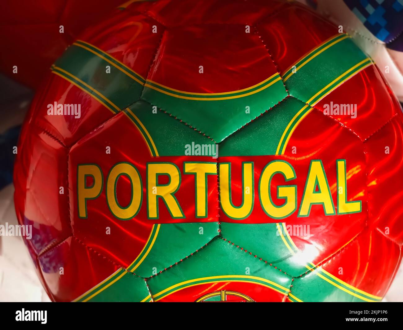 Ballon de football portugais aux couleurs nationales Banque D'Images