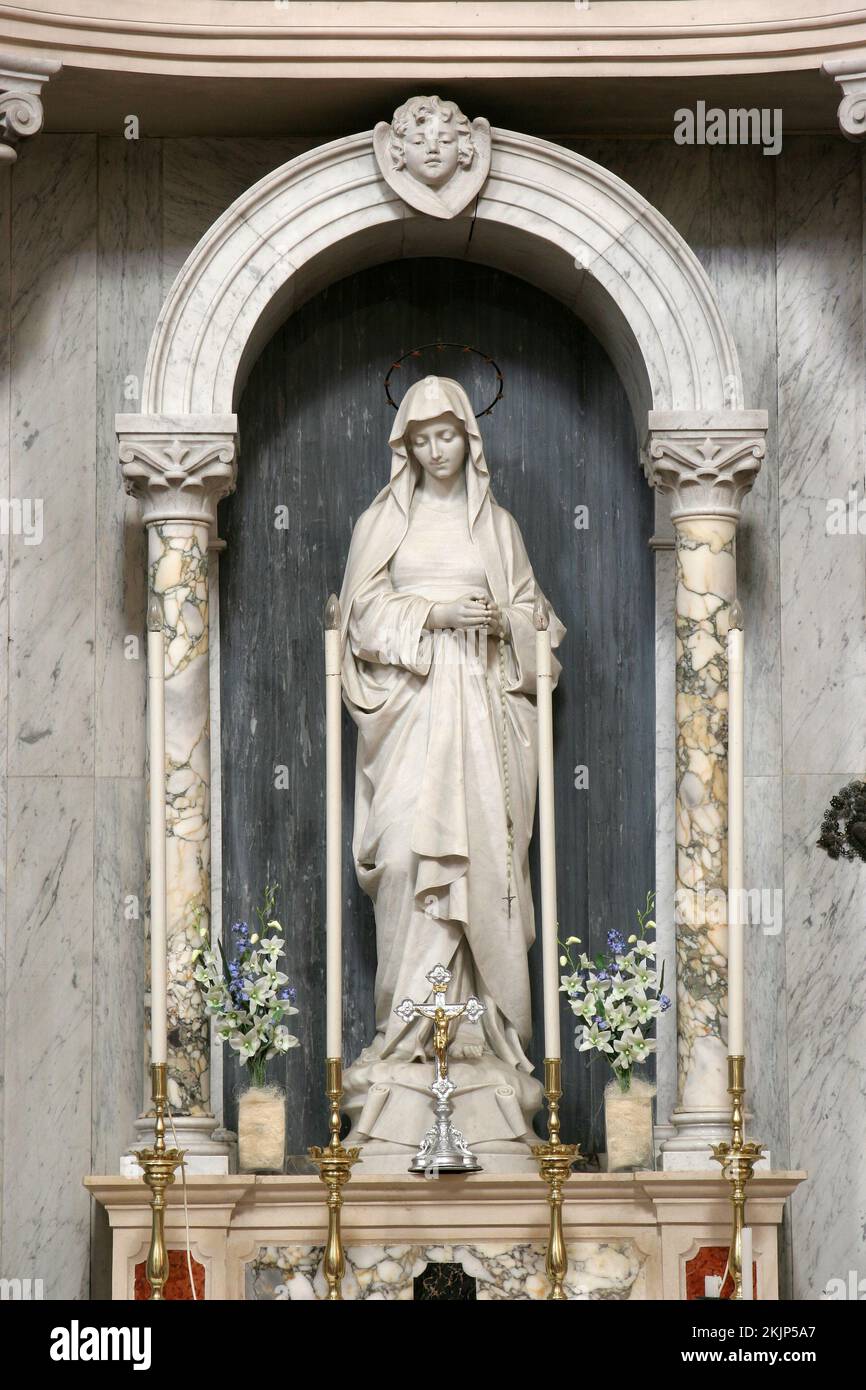 Autel de notre-Dame de la Miséricorde dans l'église paroissiale des Saints Vitus et Modestus à Groznjan, Croatie Banque D'Images