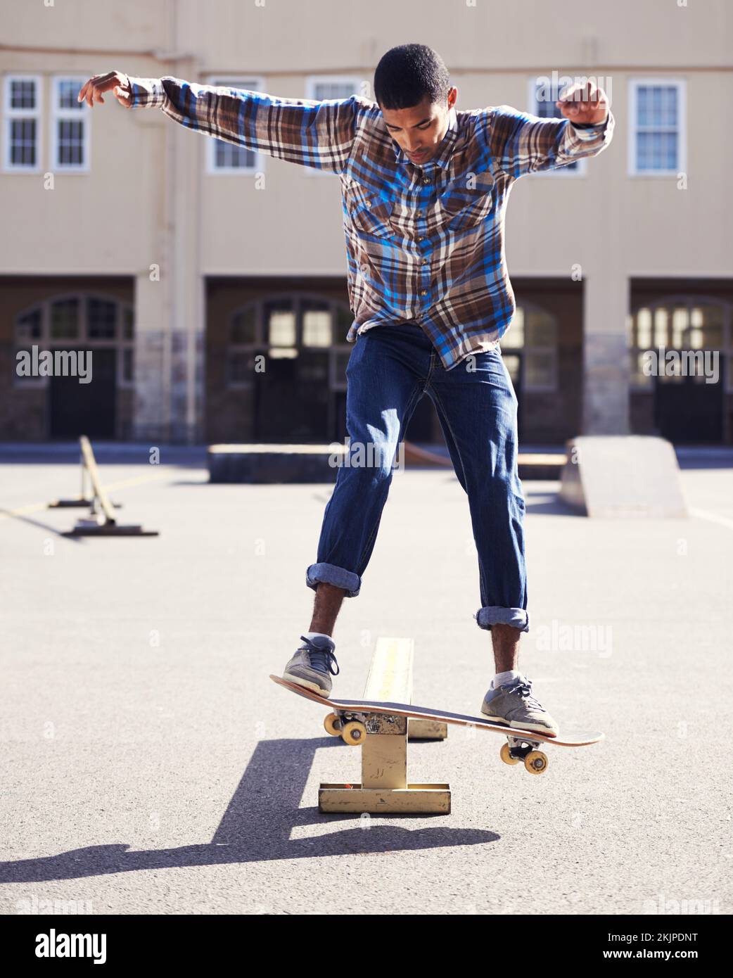 Le skateboard, ce n'est pas seulement un sport, c'est un style de vie. un jeune homme qui fait du skateboard dans un parc de skate. Banque D'Images