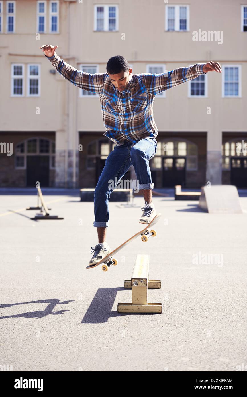 Le style de vie du skateboard. un jeune homme qui fait du skateboard dans un parc de skate. Banque D'Images