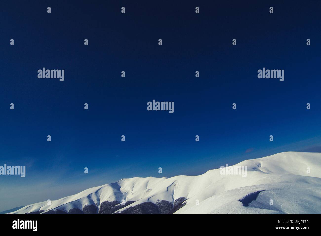 Photo de paysage de pistes de montagne enneigées Banque D'Images