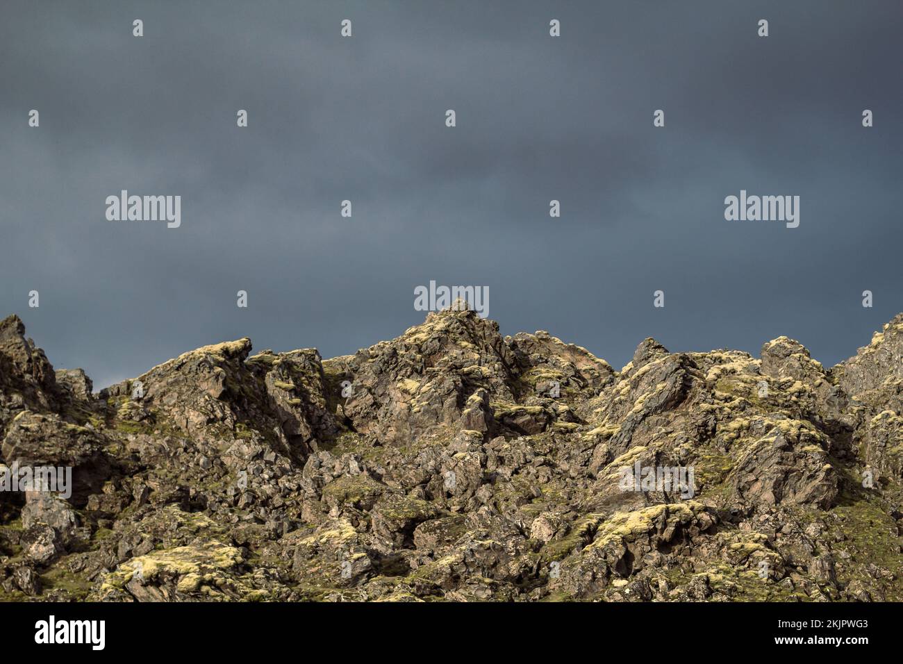 Pistes de montagne avec ciel couvert photo paysage Banque D'Images