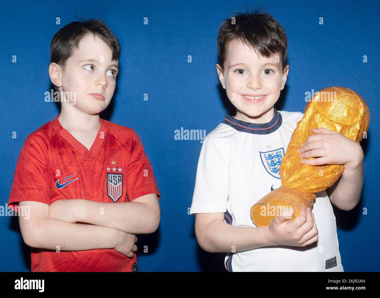 Haverhill, Suffolk, Royaume-Uni. 25th novembre 2022. Ivy Mitchell, 7 et Albert Mitchell, 5 qui ont tous deux la double citoyenneté se préparer pour les tonights grand jeu Angleterre v USA en coupe du monde 2022 crédit: Headlinephoto/Alay Live News. Banque D'Images