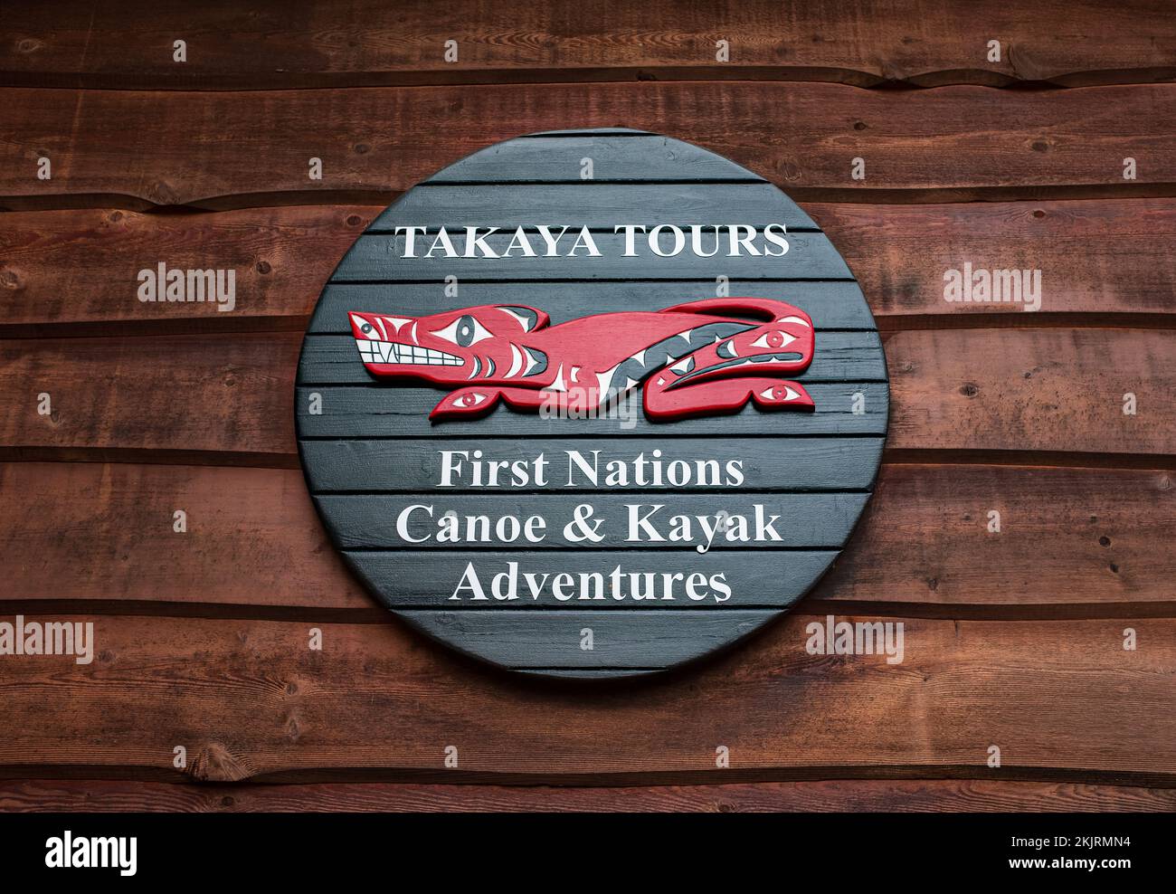 Panneau de location de canoë et kayak. Le panneau aventures accueille les touristes, propose des visites guidées de Takaya, des kayaks et des canoës à louer pour les touristes. Des informations Banque D'Images