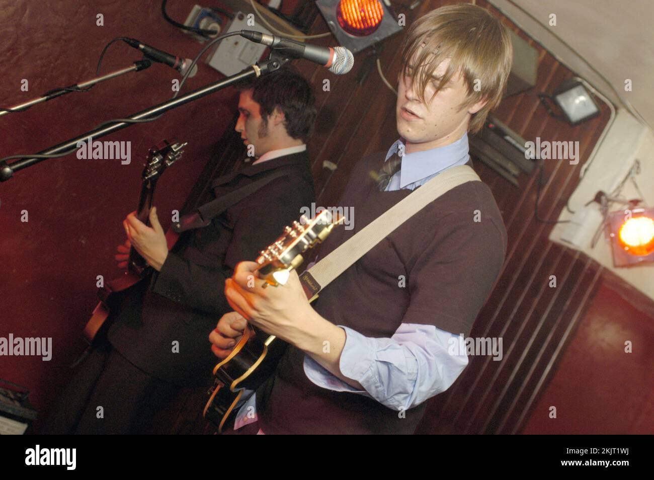 PAUL BANKS, INTERPOL, CONCERT, 2002 : un jeune Paul Banks d’INTERPOL jouant une première tournée britannique au Tiny BarflyClub de Cardiff, pays de Galles, Royaume-Uni, le 9 octobre 2002. Photo : Rob Watkins. INFO : Interpol est un groupe de rock américain formé en 1997 à New York. Connus pour leur son sombre et atmosphérique et leur style de renouveau post-punk, ils ont été salués avec des albums comme Turn on the Bright Lights et des tubes comme Evil et Slow Hands. Banque D'Images