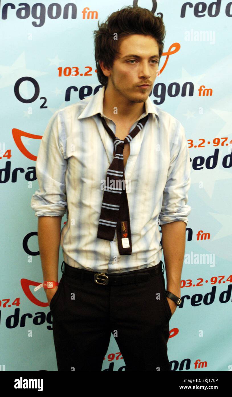 TYLER JAMES, CONCERT, 2005 : chanteur Tyler James à Red Dragon Party in the Park à Cardiff, pays de Galles, 19 juin 2005. Photographie : ROB WATKINS. INFO : Tyler James, né le 5 janvier 1982 à Canning Town à Londres, est un auteur-compositeur-interprète britannique connu pour son son pop soul. Il a gagné en notoriété avec son premier album en 2004, The improbable Lad, et son apparition sur The Voice UK en 2012. Banque D'Images