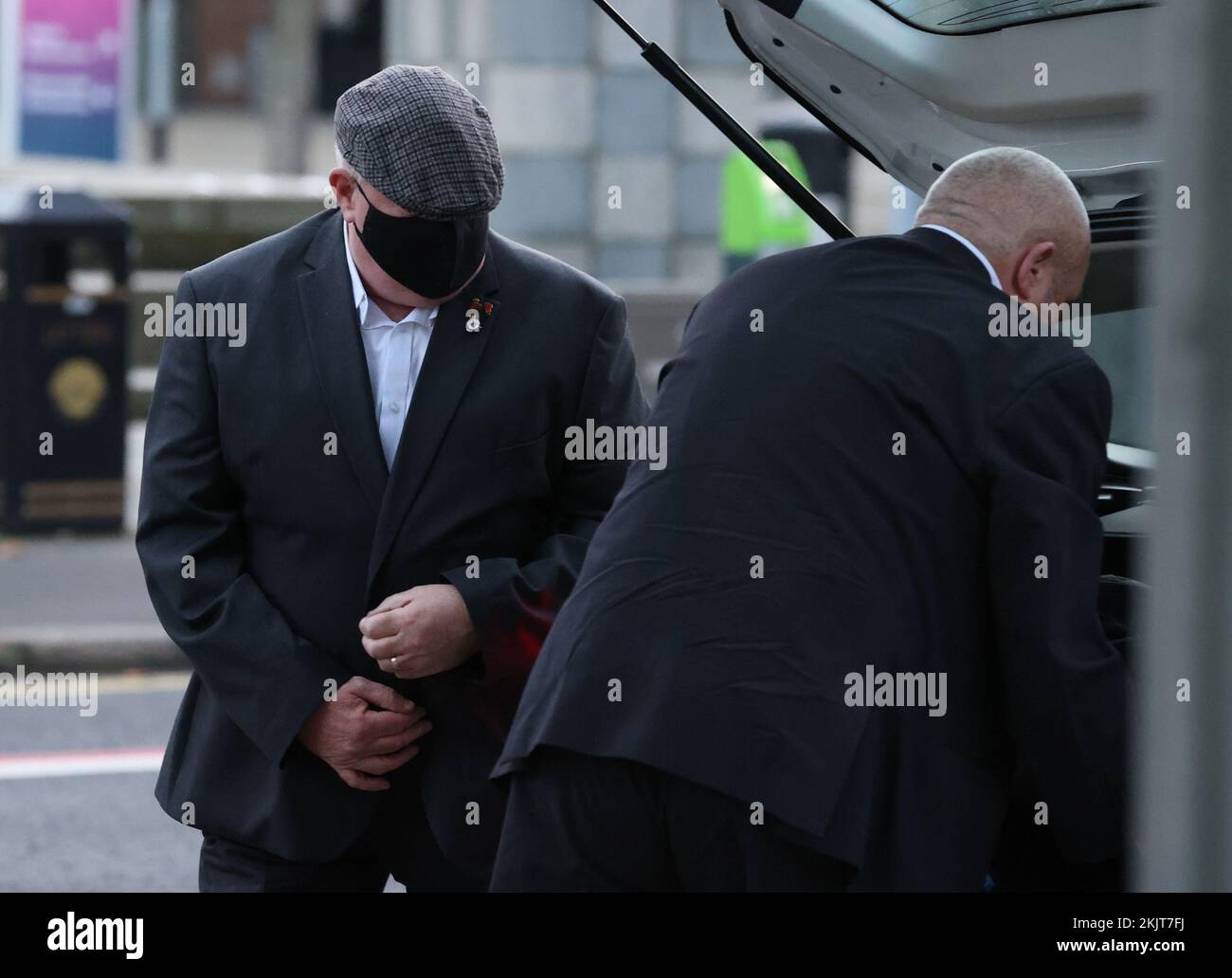 David Holden (à gauche) arrive aux tribunaux de Laganside à Belfast, où un jugement devrait être rendu dans le procès de l'ancien Grenadier Guardsman qui est accusé de l'assassinat illégal d'Aidan McAnespie, 18 ans, près d'un point de contrôle à Co Tyrone en 1988. Date de la photo: Vendredi 25 novembre 2022. Banque D'Images