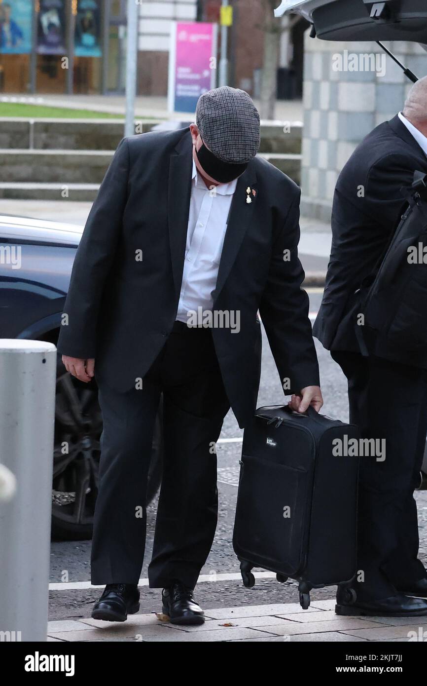 David Holden arrive aux tribunaux de Laganside à Belfast, où un jugement devrait être rendu dans le procès de l'ancien Grenadier Guardsman qui est accusé de l'assassinat illégal d'Aidan McAnespie, 18 ans, près d'un point de contrôle à Co Tyrone en 1988. Date de la photo: Vendredi 25 novembre 2022. Banque D'Images