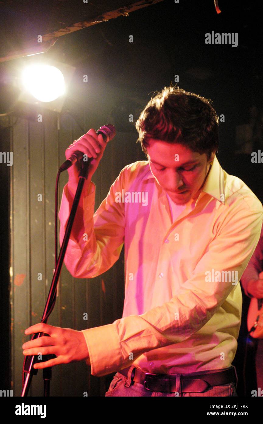 TYLER JAMES, CONCERT, 2004 : le chanteur Tyler James soutient Amy Winehouse au Barfly Club le 2 mars 2004. Photo : ROB WATKINS. INFO : Tyler James, né le 5 janvier 1982 à Canning Town à Londres, est un auteur-compositeur-interprète britannique connu pour son son pop soul. Il a gagné en notoriété avec son premier album en 2004, The improbable Lad, et son apparition sur The Voice UK en 2012. Banque D'Images